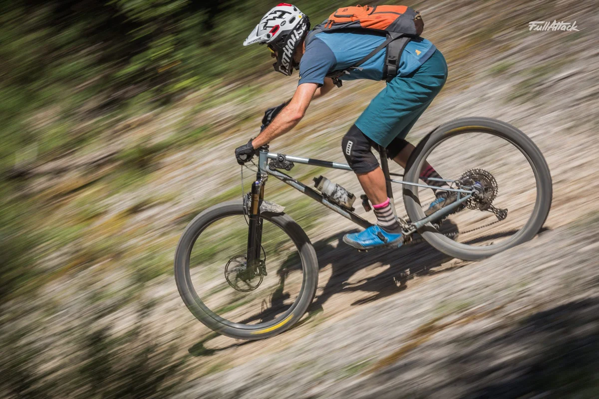 Mountainbiker auf einem Trail