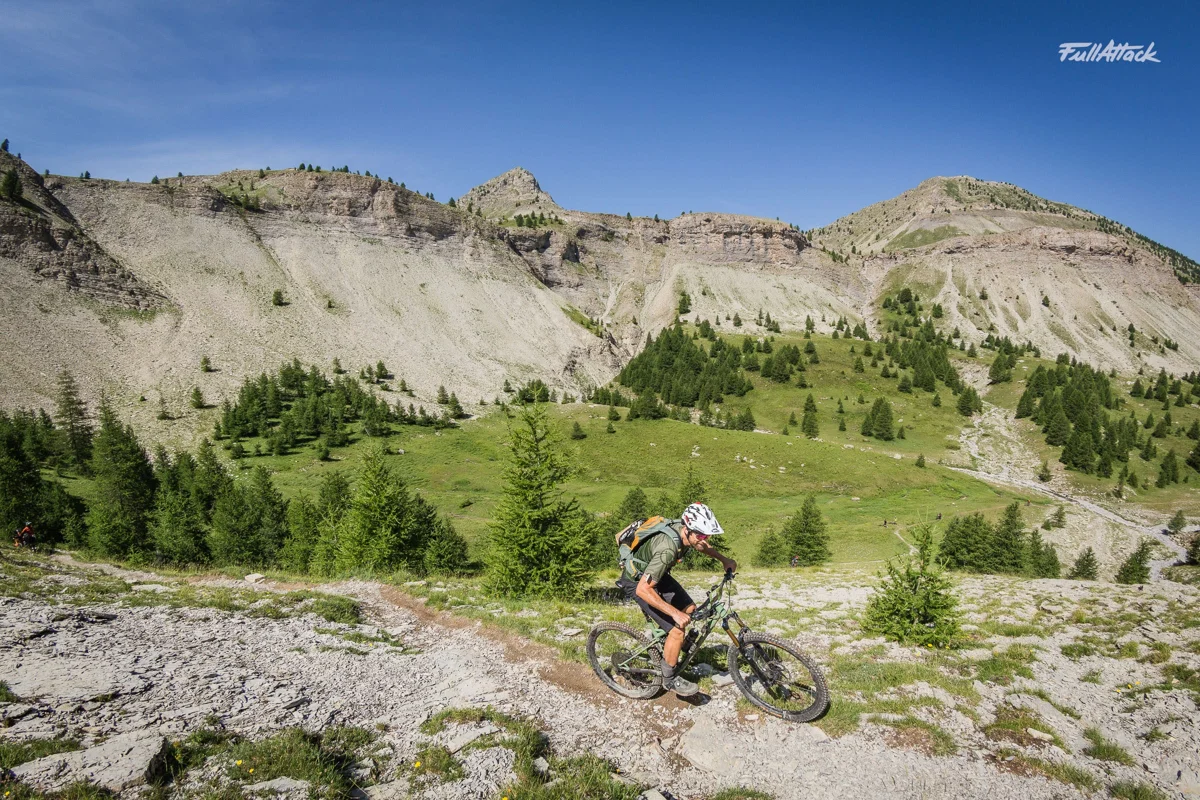 Mountainbiker auf einem Trail