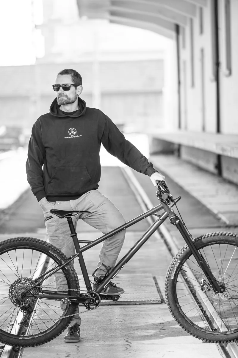 Sam mit einem RAIL Fahrrad, Schwarz-Weiss-Porträt